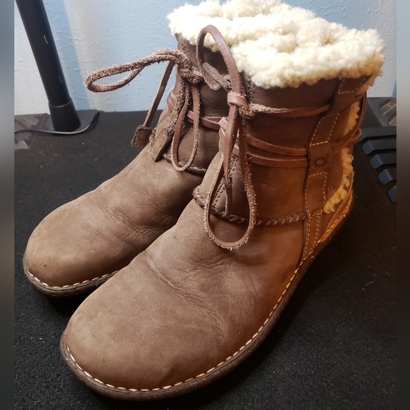 UGG 5587 Brown Leather Sheepskin Lined Boots Size 8 - Picture 4 of 10